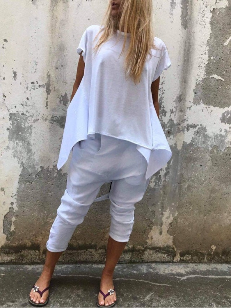Conjunto de verano de algodón blanco: blusa asimétrica, pantalones bombachos. imagen 1