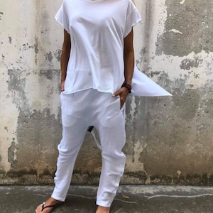 Conjunto de verano de algodón blanco: blusa asimétrica, pantalones bombachos. imagen 8