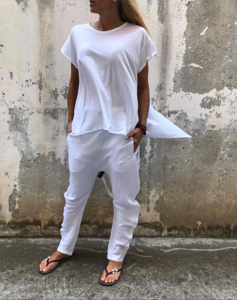 Conjunto de verano de algodón blanco: blusa asimétrica, pantalones bombachos. imagen 8