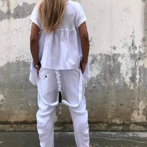 Conjunto de verano de algodón blanco: blusa asimétrica, pantalones bombachos. imagen 2
