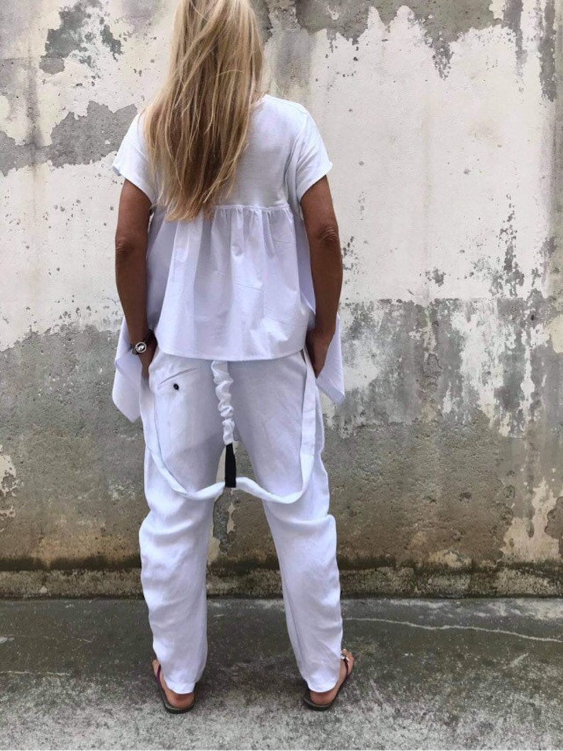 Conjunto de verano de algodón blanco: blusa asimétrica, pantalones bombachos. imagen 2