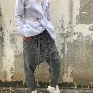 Pantalon en laine et coton pied-de-poule à entrejambe bas | Pantalon ample de créateur | Pantalon de jogging urbain unisexe | Mode automne-hiver faite main ConceptBG