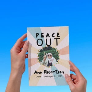Può includere: Una cartolina con le parole "PEACE OUT" in lettere nere. Sotto, una foto di una persona che fa il segno della pace, circondata da una ghirlanda di margherite. La cartolina è tenuta contro un cielo blu.