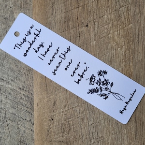 Puede incluir: Marcador blanco con letras en tinta negra que dice "This is a wonderful day. I have never seen one this better..." con una ilustraci&oacute;n floral negra y el nombre "Maya Angelou" en la parte inferior.