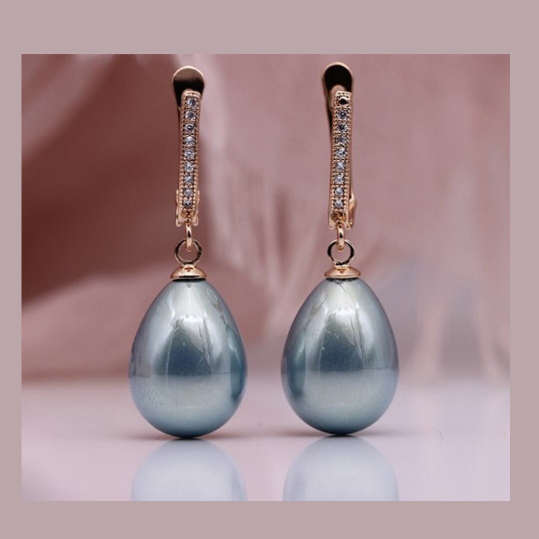 Her Pearl Earrings main image 1