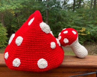 chapeau champignon crocheté et peluche champignon