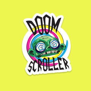 Puede incluir: Una pegatina con un personaje de dibujos animados verde con ojos en espiral y una amplia sonrisa. El personaje está rodeado por un anillo colorido y las palabras "DOOM SCROLLER" en letras negras en negrita. El fondo es amarillo.