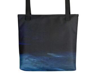 Puede incluir: Una bolsa de tela negra con un diseño abstracto en azul y negro. El diseño se asemeja a un cielo nocturno con nubes y agua.