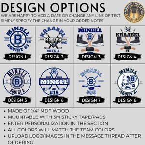 Peut inclure: Options de design sur le th&egrave;me du hockey. L'image pr&eacute;sente huit designs diff&eacute;rents avec des noms d'&eacute;quipes, des logos et des num&eacute;ros de joueurs. Les designs incluent des crosses, des palets et des patins en bleu et blanc. Le texte donne des instructions de personnalisation.