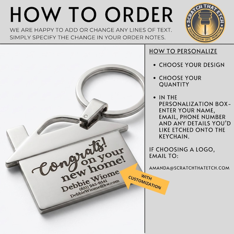 Op de afbeelding: Een zilverkleurige sleutelhanger in de vorm van een huis met een ring. De sleutelhanger heeft de woorden "Congrats! on your new home!" gegraveerd, samen met een naam en contactgegevens. De afbeelding bevat ook instructies voor het personaliseren van de sleutelhanger.