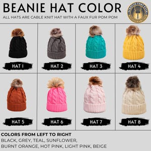 Puede incluir: Una colecci&oacute;n de ocho gorros de punto trenzado con pompones de piel sint&eacute;tica, etiquetados del Hat 1 al Hat 8. Los colores son negro, gris, verde azulado, girasol, naranja quemado, rosa fuerte, rosa claro y beige. Texto: BEANIE HAT COLOR.