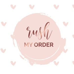 Puede incluir: Un círculo de acuarela rosa y blanco con el texto "rush my order" en letras doradas rosas. El fondo es blanco con corazones rosas dispersos.