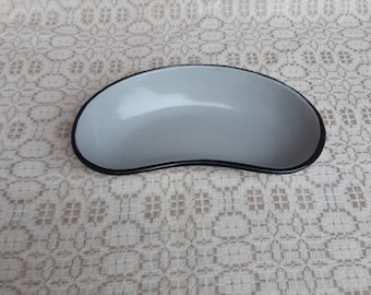 Vintage enamel kidney shaped medical dish, old surgical dish, kidney shape metal tray, old lab enamelware, vintage hospital dish