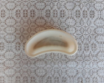 Vintage plastic kidney shaped medical dish, old surgical dish, kidney shape plastic tray, old lab enamelware, vintage hospital dish