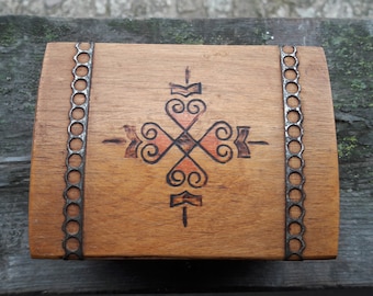 Caja de madera pequeña vintage con símbolos grabados y detalles de metal en la tapa, caja de madera vintage, caja de joyería, caja de almacenamiento