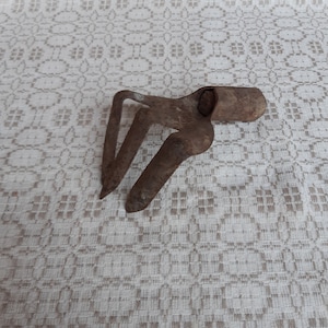 Vintage primitive iron hoe head, handheld tool, vintage garden decor, retro garden decor, rusty iron hoe, three tine hoe, vintage cultivator