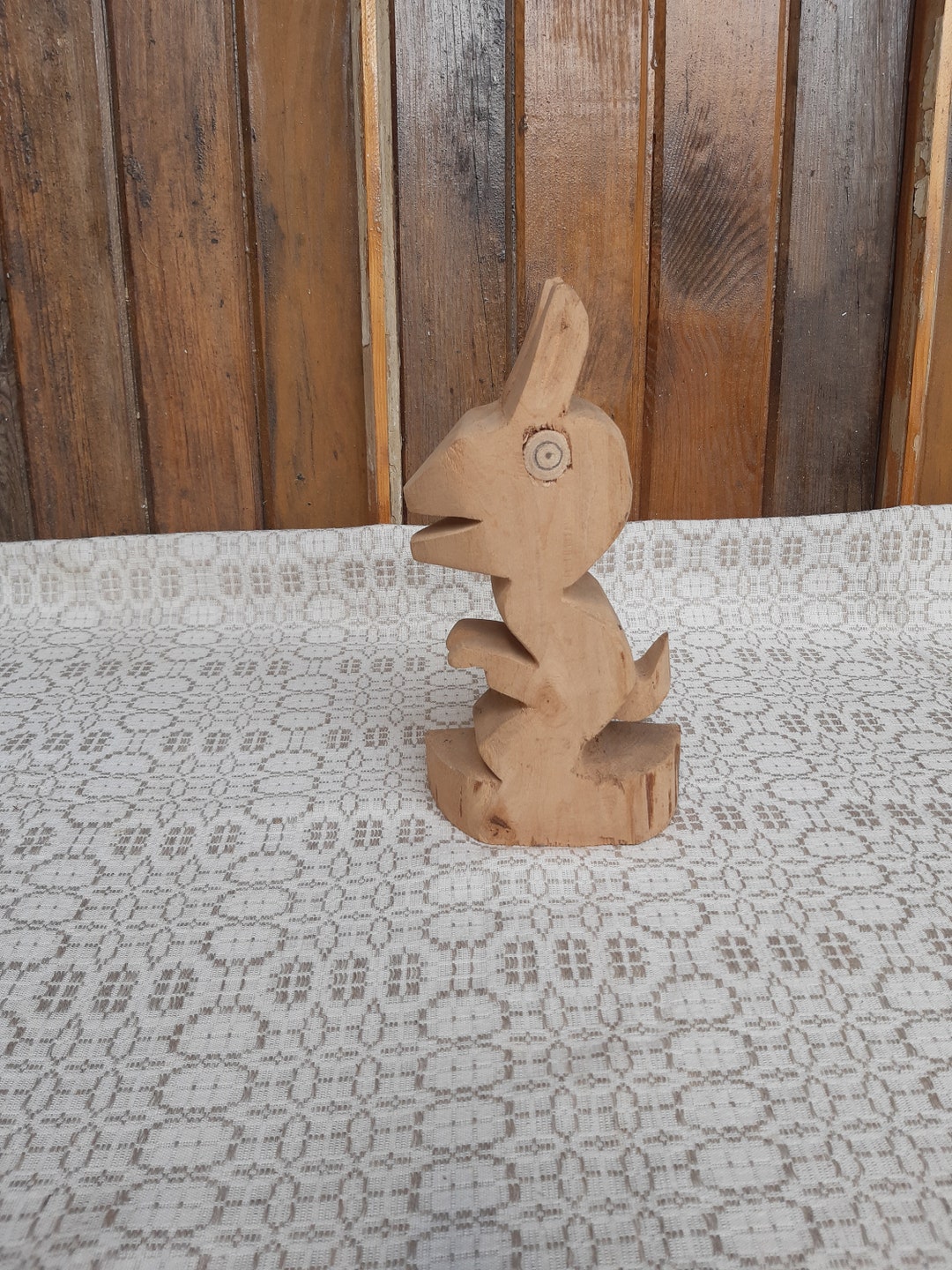 Estatua De Conejo De Madera Aislada En Fondo Blanco. Concepto De Pascua