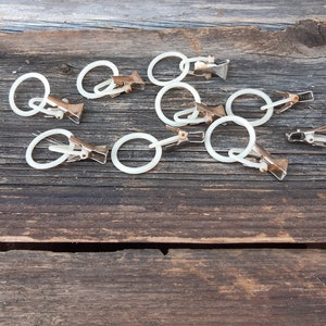 Set of 9 small vintage metal clips with plastic rings, clamps for curtains, vintage curtain clips, rusty metal clips with rings