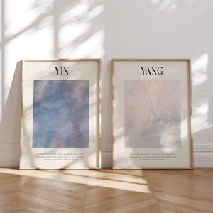 Op de afbeelding: Twee ingelijste kunstprints met de woorden "YIN" en "YANG" bovenaan. De "YIN" print heeft een blauw en roze abstract ontwerp, terwijl de "YANG" print een perzik en bruin abstract ontwerp heeft. Beide prints hebben tekst onderaan.
