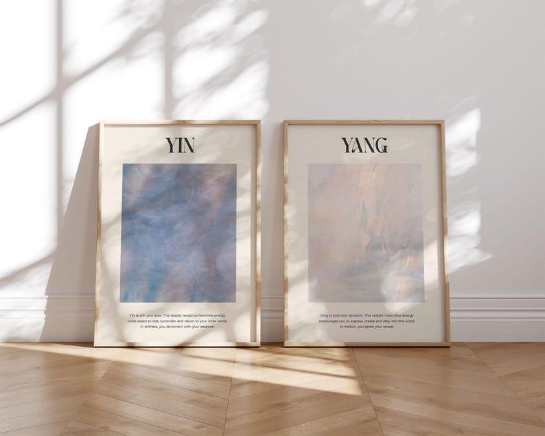 Op de afbeelding: Twee ingelijste kunstprints met de woorden "YIN" en "YANG" bovenaan. De "YIN" print heeft een blauw en roze abstract ontwerp, terwijl de "YANG" print een perzik en bruin abstract ontwerp heeft. Beide prints hebben tekst onderaan.