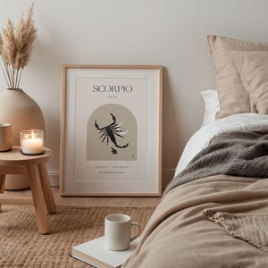 Puede incluir: Una impresi&oacute;n enmarcada con un dise&ntilde;o minimalista que presenta el signo del zod&iacute;aco Escorpio. La impresi&oacute;n es en blanco y negro con un fondo beige e incluye las fechas del 23 de octubre al 21 de noviembre y la palabra "Transformaci&oacute;n".
