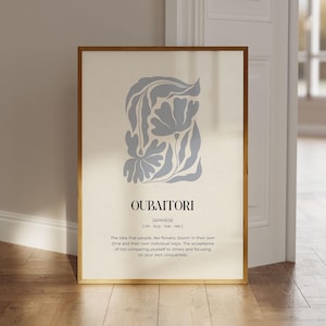 Op de afbeelding: Een printbare wandposter met een blauw bloemenontwerp en het Japanse woord "OUBAITORI" met zijn uitspraak en betekenis: "Het idee dat mensen, net als bloemen, in hun eigen tijd en op hun eigen manier bloeien. De acceptatie om jezelf niet met anderen te vergelijken en je te concentreren op je eigen uniekheid."