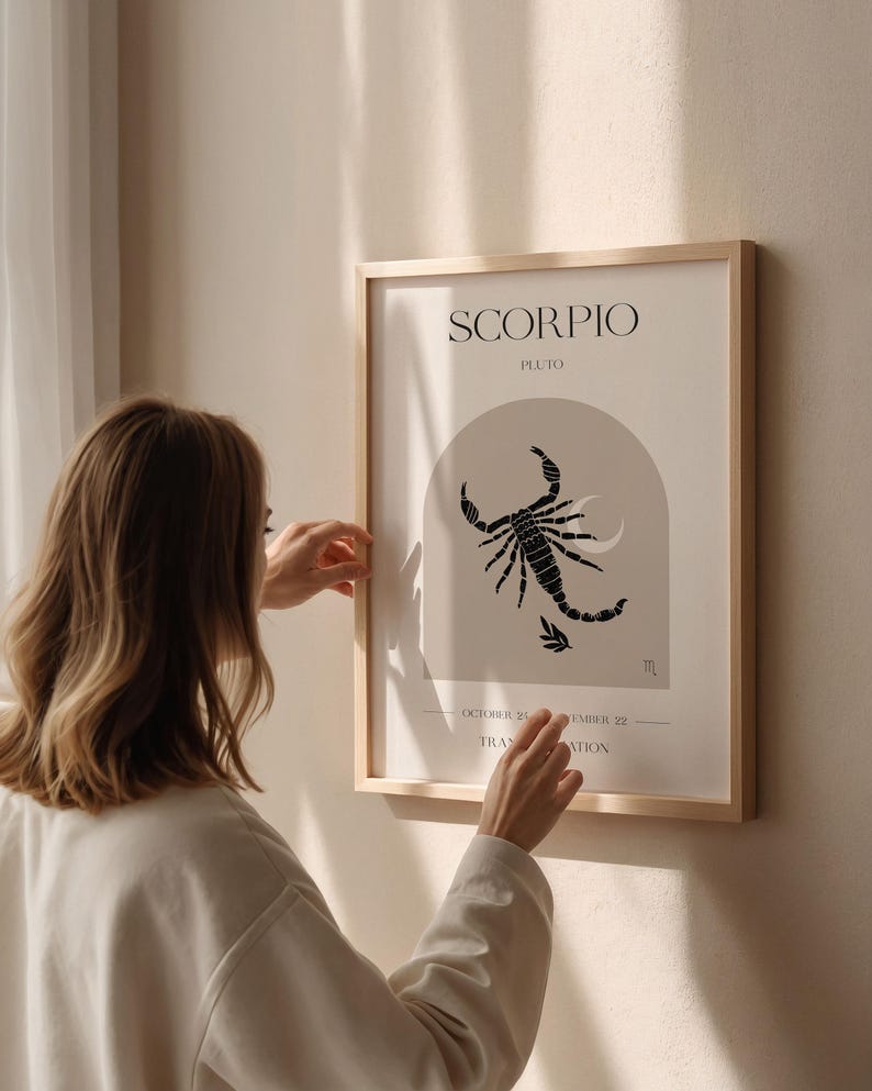 Puede incluir: Un p&oacute;ster minimalista con un fondo beige que presenta una ilustraci&oacute;n de escorpi&oacute;n negro y el texto "SCORPIO" y "PLUTO". El p&oacute;ster tambi&eacute;n incluye las fechas "OCTOBER 23 - NOVEMBER 22" y el s&iacute;mbolo del signo zodiacal Escorpio.