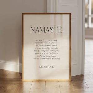K&ouml;nnte beinhalten: Ein gerahmter Druck mit dem Wort "NAMAST&Eacute;" oben, gefolgt von einem Gedicht. Der Rahmen ist goldfarben und der Hintergrund ist hellbeige. Der Text des Gedichts enth&auml;lt S&auml;tze wie "Meine Seele ehrt deine Seele" und "WIR SIND EINS."