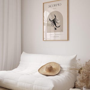 Puede incluir: Un p&oacute;ster minimalista con un fondo beige que presenta una ilustraci&oacute;n de escorpi&oacute;n negro. El p&oacute;ster tiene el texto "SCORPIO" y "PLUTO" en texto negro. El texto "OCTOBER 23 - NOVEMBER 22" y "TRANSFORMATION" tambi&eacute;n est&aacute;n incluidos en texto negro.