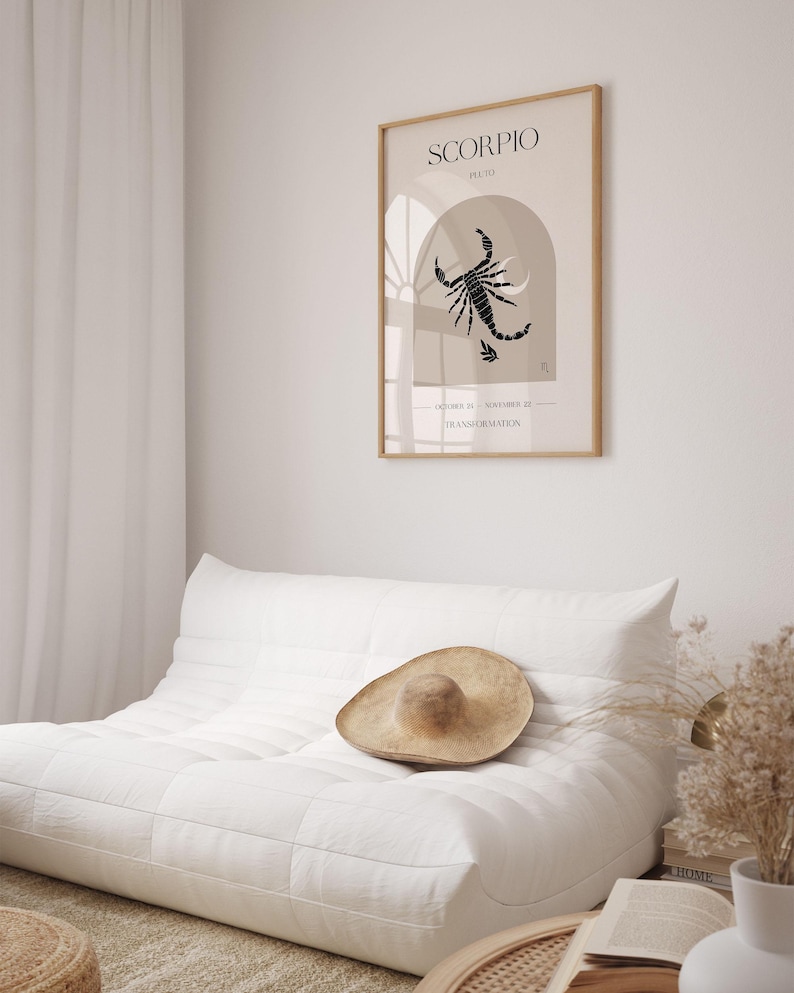 Puede incluir: Un p&oacute;ster minimalista con un fondo beige que presenta una ilustraci&oacute;n de escorpi&oacute;n negro. El p&oacute;ster tiene el texto "SCORPIO" y "PLUTO" en texto negro. El texto "OCTOBER 23 - NOVEMBER 22" y "TRANSFORMATION" tambi&eacute;n est&aacute;n incluidos en texto negro.