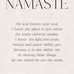 K&ouml;nnte beinhalten: Beigefarbener Druck mit dem Wort "NAMAST&Eacute;" oben in einer stilvollen Schriftart. Darunter steht der Text "My soul honors your soul...WE ARE ONE."