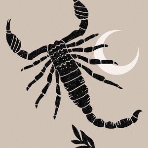 Puede incluir: Silueta negra de un escorpi&oacute;n con una luna creciente y una hoja sobre un fondo beige.