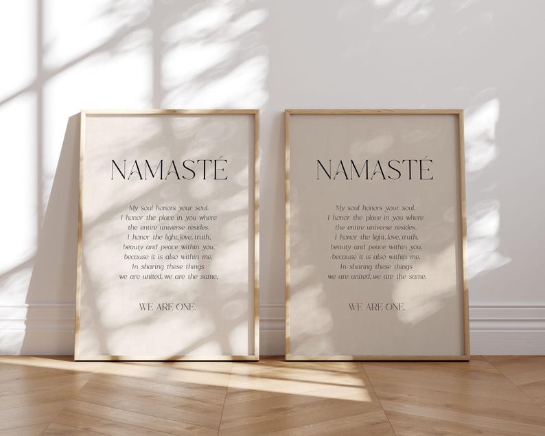 K&ouml;nnte beinhalten: Zwei gerahmte Drucke mit dem Wort "NAMAST&Eacute;" oben, gefolgt von einem Gedicht. Die Drucke haben einen beigefarbenen Hintergrund und einen hellbraunen Rahmen. Der Text ist in einer dunklen, eleganten Schriftart gehalten. Der untere Teil des Drucks lautet "WE ARE ONE."