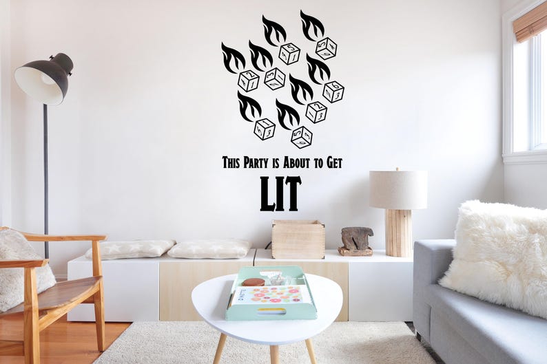 Puede incluir: Una pared blanca con una calcoman&iacute;a en blanco y negro de dados en llamas con el texto "This party is about to get LIT".