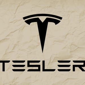 Puede incluir: Logotipo en blanco y negro de Tesla, una empresa de automóviles. El logotipo es una T estilizada con una línea en el medio. La palabra "TESLA" está escrita debajo del logotipo.