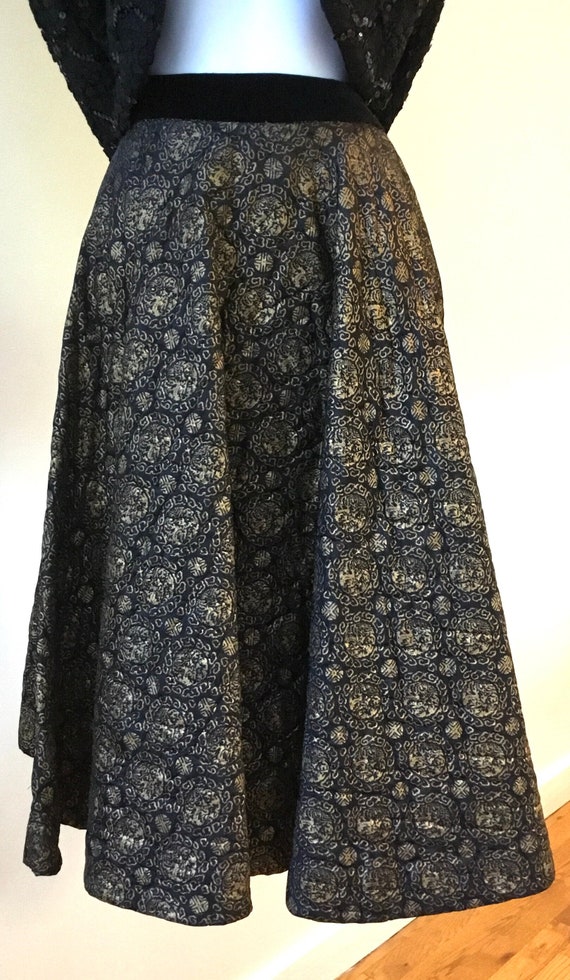 50’s quilted circle skirt. Black with gold print d