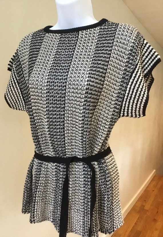 80’s black and white crochet pullover short sleeve