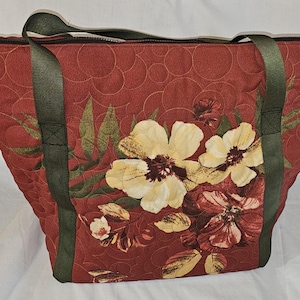 Bolso acolchado con flores marrones