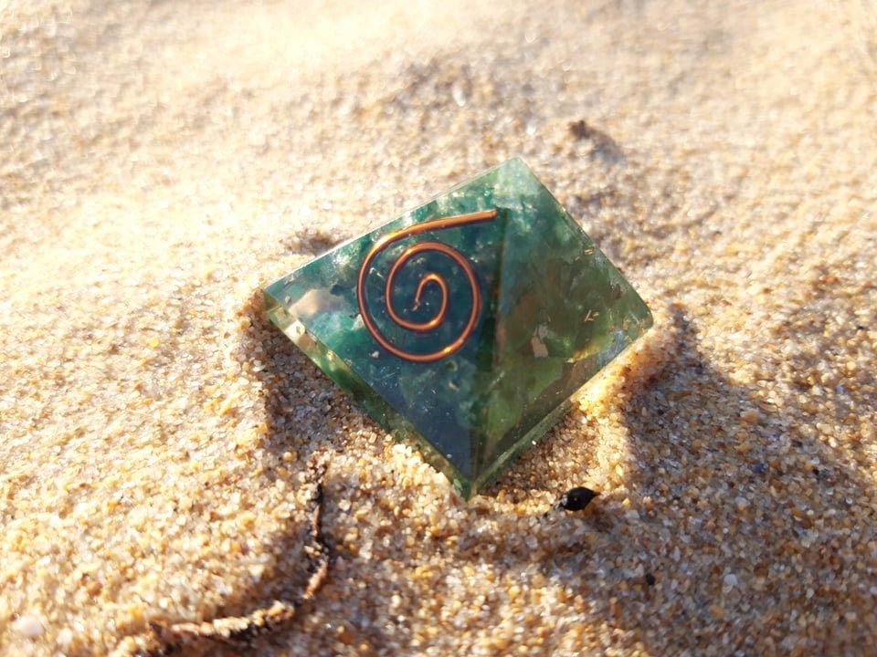 Petites Pyramides Orgonite en Aventurine ou Lapis Lazuli 2.5cm