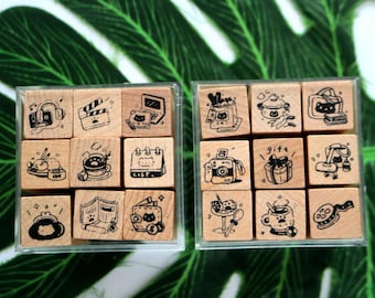 Puede incluir: Un conjunto de 18 sellos de madera en dos estuches de acrílico transparente. Los sellos presentan diversas ilustraciones de gatos, incluyendo un gato con auriculares, un gato con una cámara, un gato en una olla, un gato con un regalo y un gato con un rollo de película. Los sellos son perfectos para añadir un toque de fantasía a tus proyectos de manualidades.