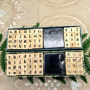 Conjunto de carimbos de letras e números com símbolos de almofada de tinta, carimbos de borracha de madeira para diário decorativo, diário, memorando, planejamento, caixa / caixa baixa