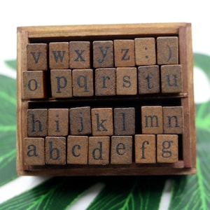 Juego de sellos con letras del alfabeto para papel, sellos de goma vintage para diario de arcilla con caja de madera, 28 unidades