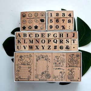 Set di timbri con lettere e numeri, alfabeto, emoji, orso, timbri in gomma di legno per diario, pianificatore, album, decorazione, 5 stili