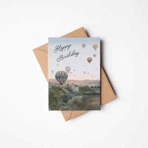 Carte d'anniversaire joyeux anniversaire en montgolfière, vierge à l'intérieur - écrivez le message parfait. Une belle carte inspirée des voyages et de l'aventure