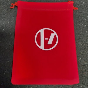 Comes with a velvet pouch you can use to collect your confetti at the end of the show night!
