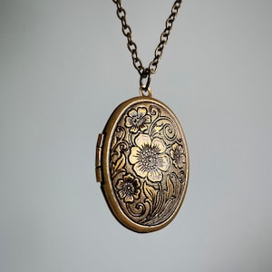 Floral Locket Necklace | Bronze Locket, Floral Pendant, Photo Pendant, Photo Locket Jewelry, Dainty Vintage Victorian Locket, Cute Gift Idea