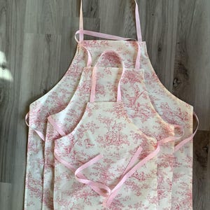 ピンクのトワル大人用エプロン - ヴィンテージ風のキッチン必需品、子供用 S、M、大人用サイズ、手作り、ママと私用エプロン