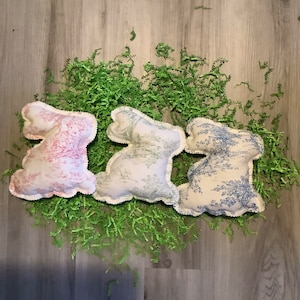 Conejito de toile, baby shower, regalo para bebé, hecho a mano, sostenible, tela vintage, regalo sostenible, toile du jouy, toile, regalo hecho a mano