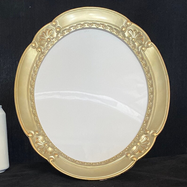 Vintage Large Oval Picture Framechampagne Gold Color9 X 7felt Easel Backwall Hanging Hooks