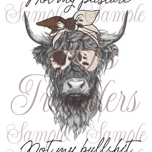 Könnte beinhalten: Schwarz-Weiß-Illustration einer Highland-Kuh mit Bandana und Sonnenbrille im Kuhfell-Design. Die Texte "Not my pasture" und "Not my bullshit" sind über und unter der Kuh geschrieben.